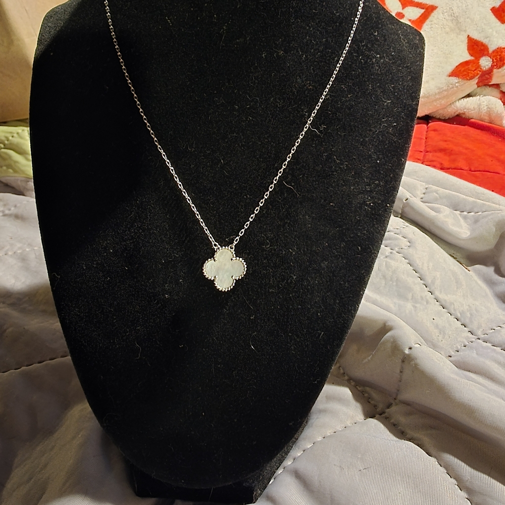 USED....Elegant Silver With A  White Shell Clover Necklace. - Picture 2 of 8